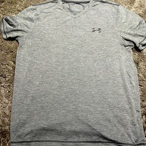 Men’s gray loose fitting heat gear under armour V-neck M